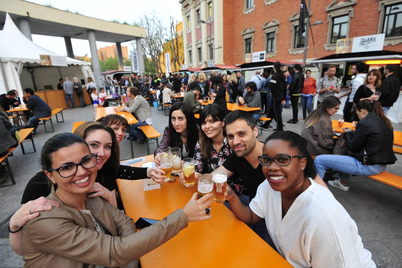 El Festival de la Cerveza reúne hasta el domingo en Murcia medio centenar de tipos de birras para maridar con tapas y quesos y embutidos 'gourmet'