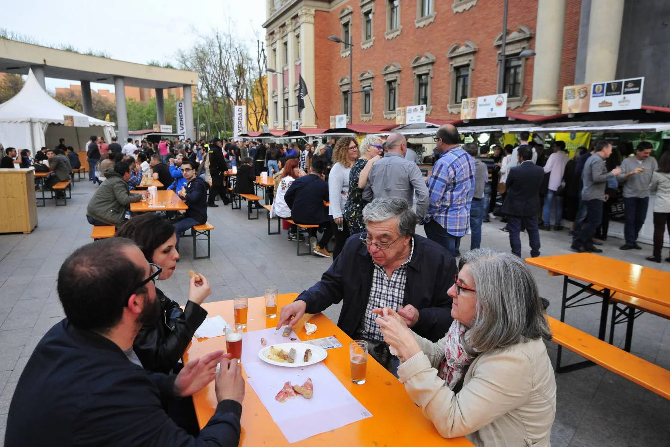 El Festival de la Cerveza reúne hasta el domingo en Murcia medio centenar de tipos de birras para maridar con tapas y quesos y embutidos 'gourmet'