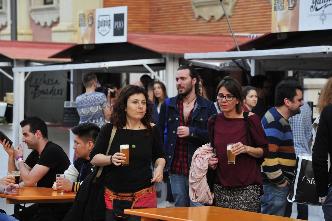 El Festival de la Cerveza reúne hasta el domingo en Murcia medio centenar de tipos de birras para maridar con tapas y quesos y embutidos 'gourmet'