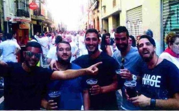 'La Manada' posa para la cámara en las primeras horas de la fiesta de San Fermín. 