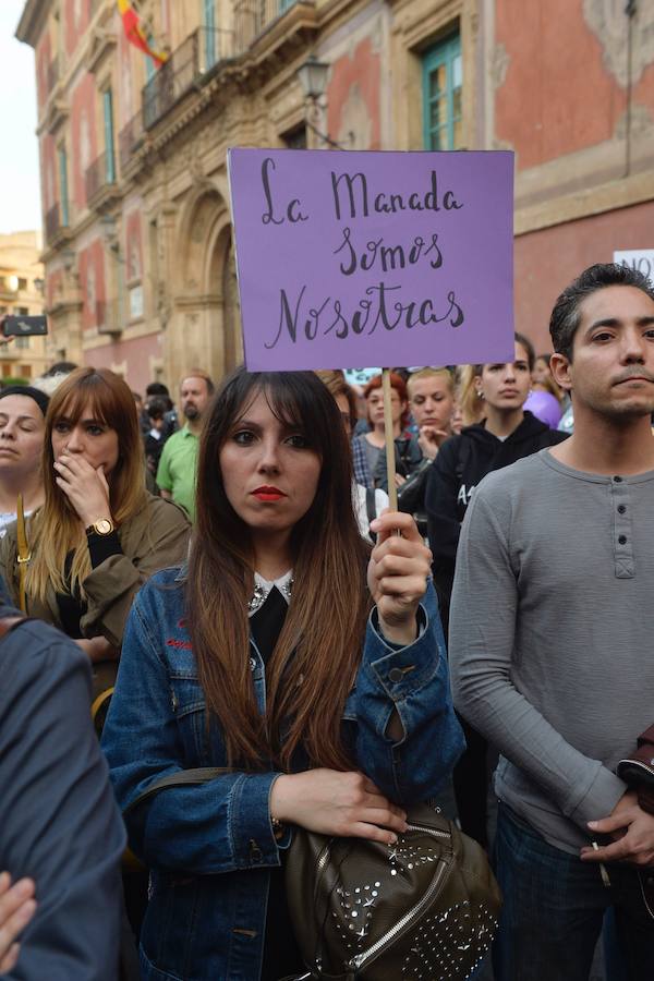 Concentración en Murcia contra la decisión de no considerar agresión sexual el ataque de los Sanfermines.