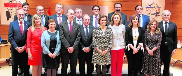 El consejero de Salud, Manuel Villegas (en segunda fila, primero por la izquierda), el martes en el Consejo Interterritorial, en Madrid.