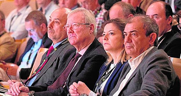 Ramón Luis Valcárcel, en el centro, durante el congreso de cooperativas agrarias, ayer. 