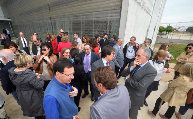 Jueces y fiscales de la Región concentrados ayer a las puertas de la Ciudad de la Justicia. 