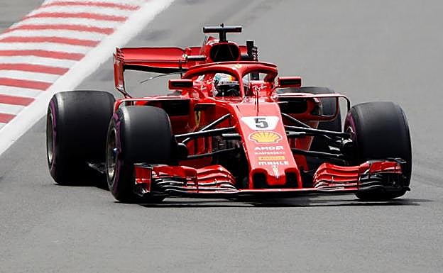 El Ferrari de Sebastian Vettel, rodando sobre el trazado de Bakú. 