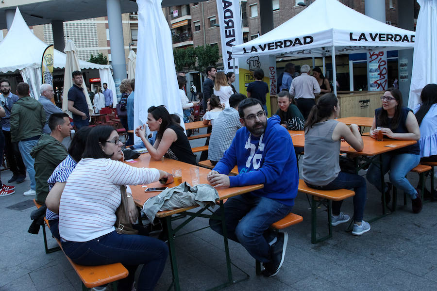 El evento reúne hasta el domingo en la plaza de la Universidad una selección de cervezas destacadas y artesanales que podrán disfrutarse con tapas variadas.