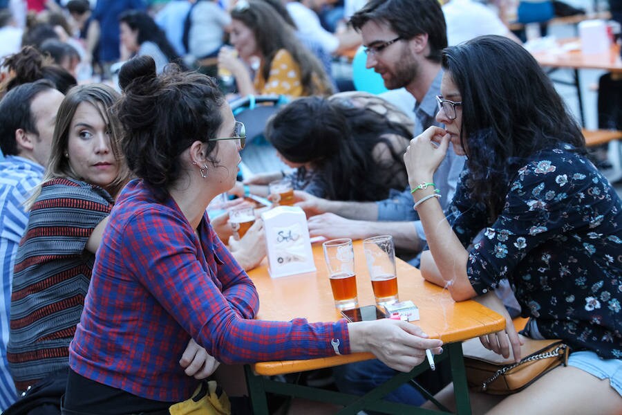 El evento reúne hasta el domingo en la plaza de la Universidad una selección de cervezas destacadas y artesanales que podrán disfrutarse con tapas variadas.