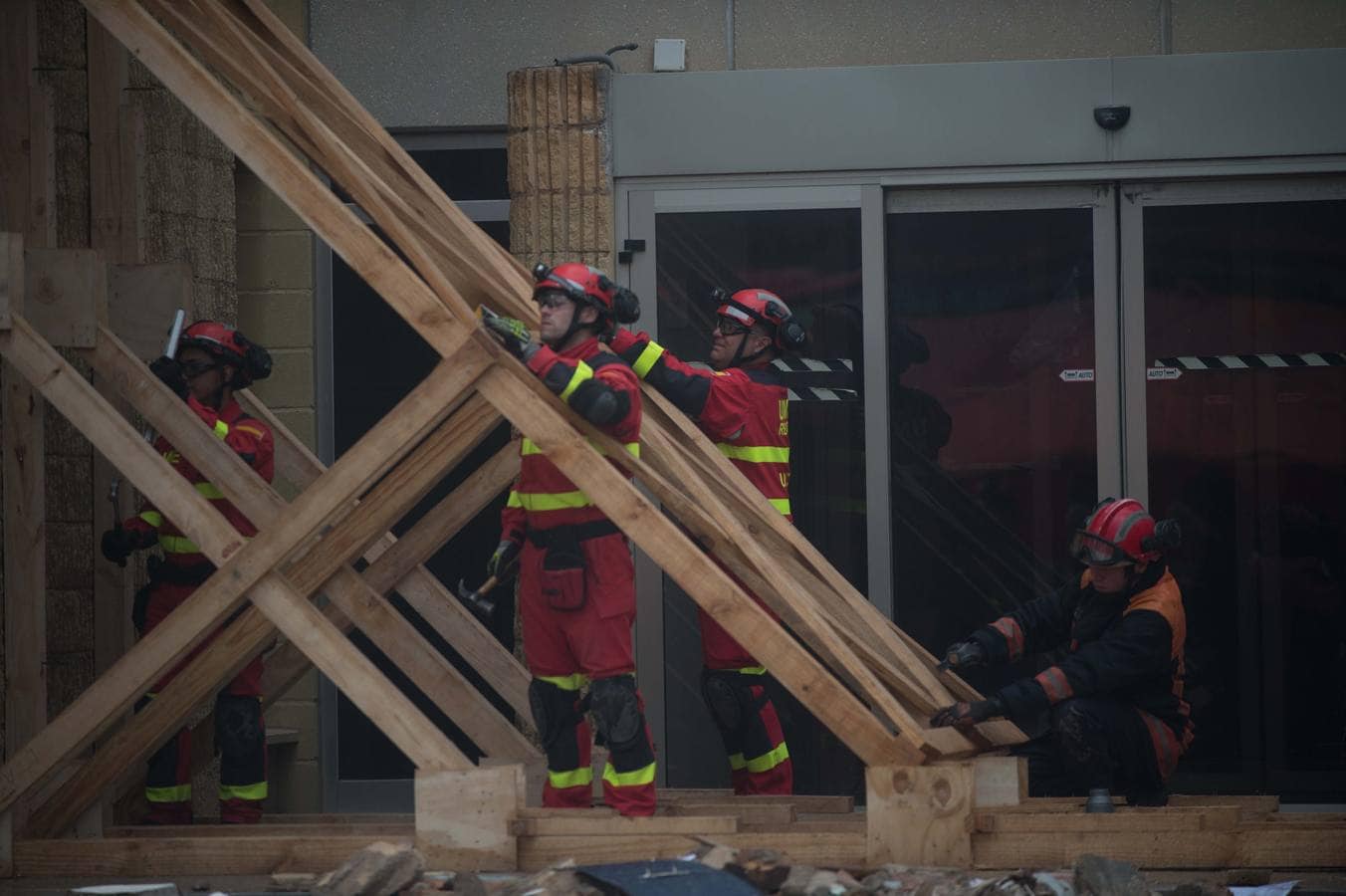 El Ministerio del Interior, el Ejército, la Comunidad y el Ayuntamiento afinan en el Naval su preparación para una emergencia de máximo nivel