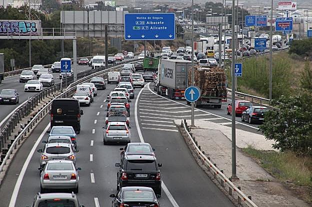 Tráfico denso ayer por la tarde en el nudo de autovías de Espinardo, en Murcia.
