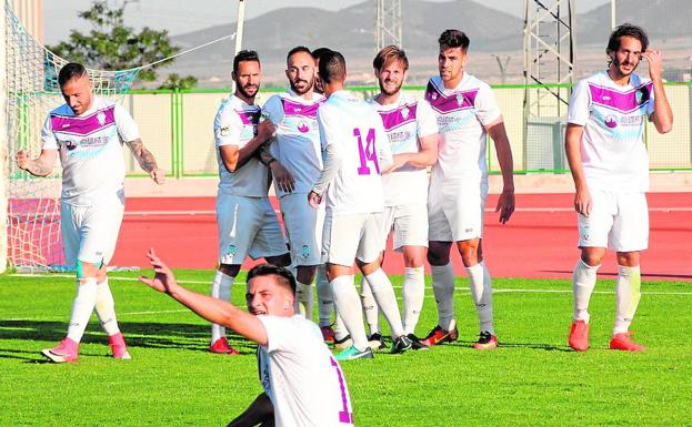 Los jugadores del Jumilla celebran el gol de Titi.