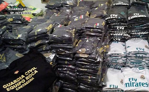 Imagen de algunas de las prendas incautadas.