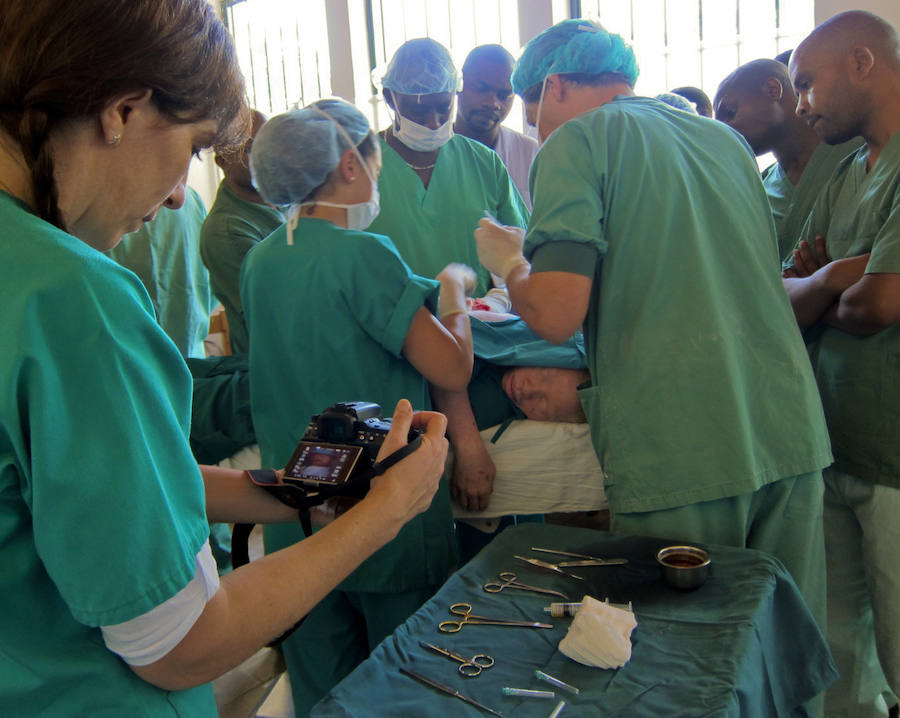 La fotógrafa Ana Palacios denuncia en el Museo Molinos del Río de Murcia el drama de los negros albinos de Tanzania