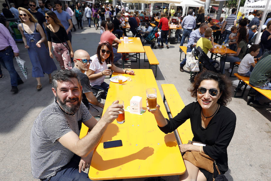 Miles de murcianos han pasado este fin de semana por la plaza de la Universidad para degustar las más de cuarenta variedades. Los amantes del 'zumo de cebada' tienen hasta las cinco de esta tarde para disfrutar de esta fiesta única
