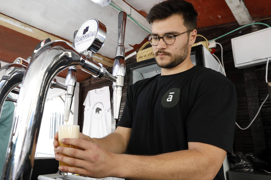 Miles de murcianos han pasado este fin de semana por la plaza de la Universidad para degustar las más de cuarenta variedades. Los amantes del 'zumo de cebada' tienen hasta las cinco de esta tarde para disfrutar de esta fiesta única