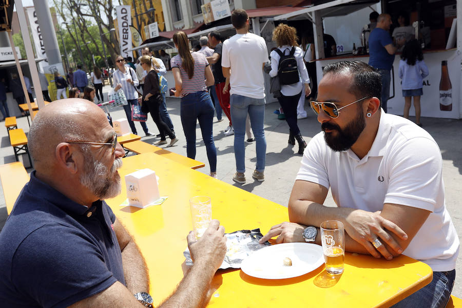 Miles de murcianos han pasado este fin de semana por la plaza de la Universidad para degustar las más de cuarenta variedades. Los amantes del 'zumo de cebada' tienen hasta las cinco de esta tarde para disfrutar de esta fiesta única