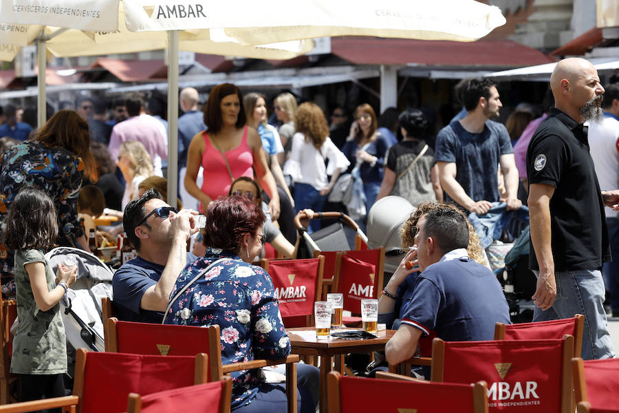 Miles de murcianos han pasado este fin de semana por la plaza de la Universidad para degustar las más de cuarenta variedades. Los amantes del 'zumo de cebada' tienen hasta las cinco de esta tarde para disfrutar de esta fiesta única