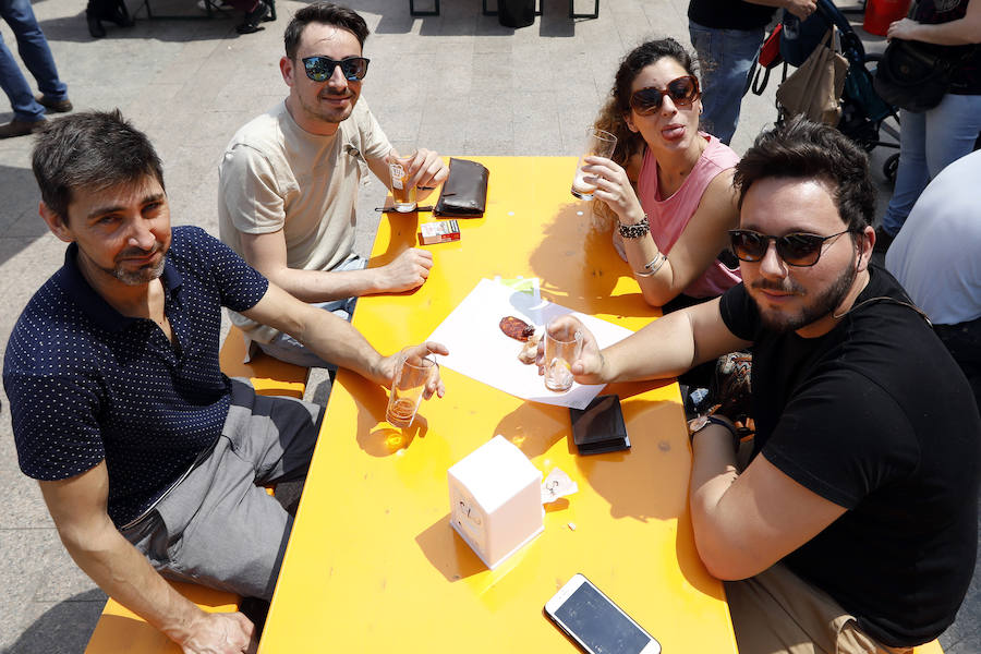 Miles de murcianos han pasado este fin de semana por la plaza de la Universidad para degustar las más de cuarenta variedades. Los amantes del 'zumo de cebada' tienen hasta las cinco de esta tarde para disfrutar de esta fiesta única