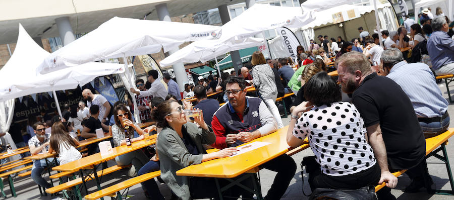 Miles de murcianos han pasado este fin de semana por la plaza de la Universidad para degustar las más de cuarenta variedades. Los amantes del 'zumo de cebada' tienen hasta las cinco de esta tarde para disfrutar de esta fiesta única