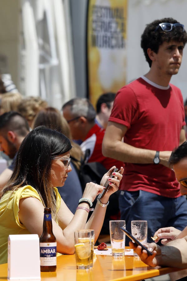 Miles de murcianos han pasado este fin de semana por la plaza de la Universidad para degustar las más de cuarenta variedades. Los amantes del 'zumo de cebada' tienen hasta las cinco de esta tarde para disfrutar de esta fiesta única