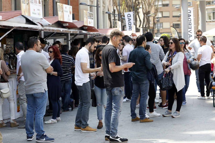 Miles de murcianos han pasado este fin de semana por la plaza de la Universidad para degustar las más de cuarenta variedades. Los amantes del 'zumo de cebada' tienen hasta las cinco de esta tarde para disfrutar de esta fiesta única
