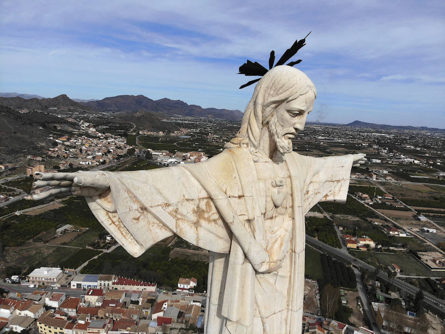 El deterioro del Sagrado Corazón de Monteagudo causa el desprendimiento de trozos de hormigón de los dedos y brechas en las uniones de las piezas. Unas fotografías tomadas con un dron revelan grandes desconchones y herrumbre en esta obra de 14 metros de altura