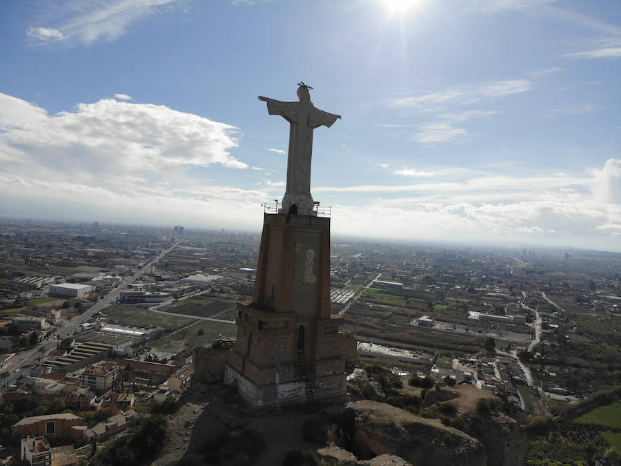 El deterioro del Sagrado Corazón de Monteagudo causa el desprendimiento de trozos de hormigón de los dedos y brechas en las uniones de las piezas. Unas fotografías tomadas con un dron revelan grandes desconchones y herrumbre en esta obra de 14 metros de altura