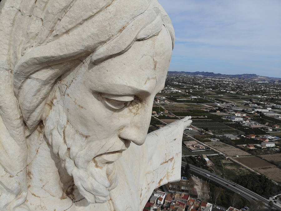 El deterioro del Sagrado Corazón de Monteagudo causa el desprendimiento de trozos de hormigón de los dedos y brechas en las uniones de las piezas. Unas fotografías tomadas con un dron revelan grandes desconchones y herrumbre en esta obra de 14 metros de altura