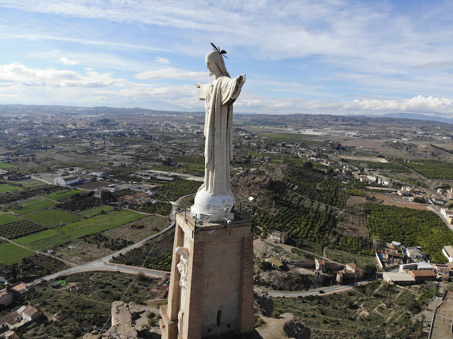 El deterioro del Sagrado Corazón de Monteagudo causa el desprendimiento de trozos de hormigón de los dedos y brechas en las uniones de las piezas. Unas fotografías tomadas con un dron revelan grandes desconchones y herrumbre en esta obra de 14 metros de altura