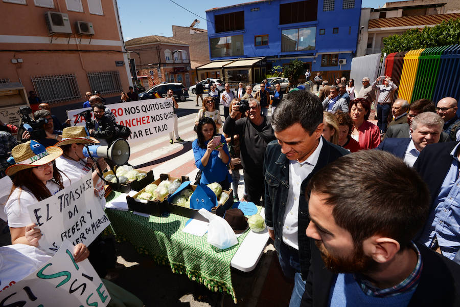 El secretario general del PSOE se reunió con los regantes antes del acto. 