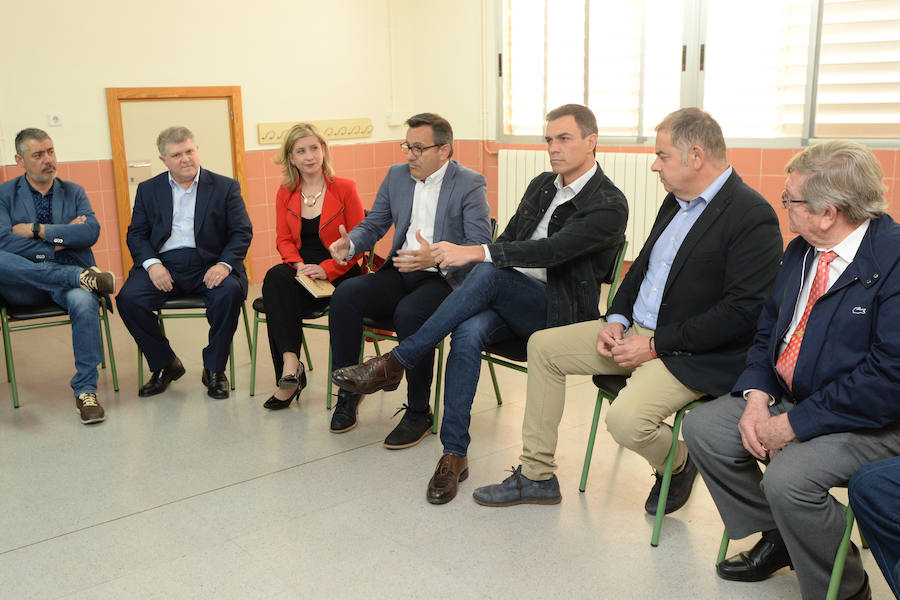 El secretario general del PSOE se reunió con los regantes antes del acto. 