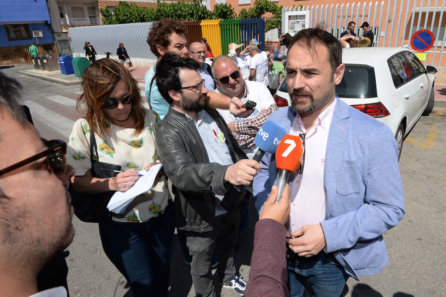 El secretario general del PSOE se reunió con los regantes antes del acto. 