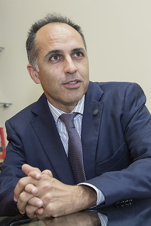 El rector, durante la entrevista con 'La Verdad'.