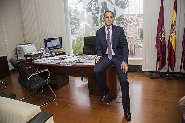 Alejandro Díaz Morcillo, en su despacho del Rectorado de la Universidad Politécnica de Cartagena, en el antiguo edificio de La Milagrosa.