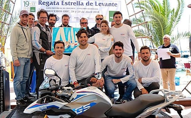 Los regatistas del 'Pez de Abril', en el podio.