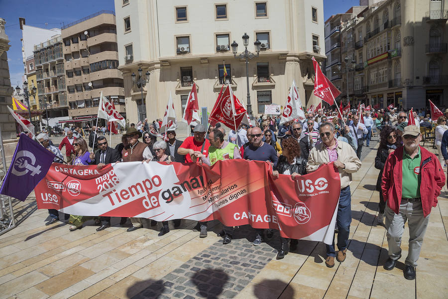 Quinientas personas recorrieron esta mañana calles del casco antiguo, en la manifestación organizada por los sindicatos Comisiones Obreras, UGT y USO. En la cabeza de la protesta se dejaron ver los secretarios comarcales de los sindicatos y más atrás gran parte del Gobierno local.