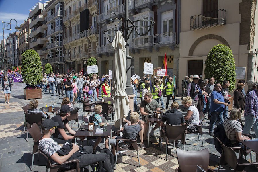 Quinientas personas recorrieron esta mañana calles del casco antiguo, en la manifestación organizada por los sindicatos Comisiones Obreras, UGT y USO. En la cabeza de la protesta se dejaron ver los secretarios comarcales de los sindicatos y más atrás gran parte del Gobierno local.