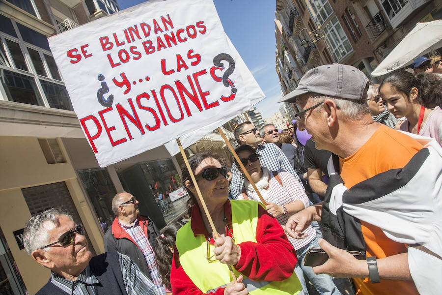 Quinientas personas recorrieron esta mañana calles del casco antiguo, en la manifestación organizada por los sindicatos Comisiones Obreras, UGT y USO. En la cabeza de la protesta se dejaron ver los secretarios comarcales de los sindicatos y más atrás gran parte del Gobierno local.