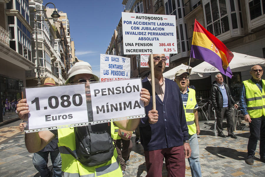 Quinientas personas recorrieron esta mañana calles del casco antiguo, en la manifestación organizada por los sindicatos Comisiones Obreras, UGT y USO. En la cabeza de la protesta se dejaron ver los secretarios comarcales de los sindicatos y más atrás gran parte del Gobierno local.