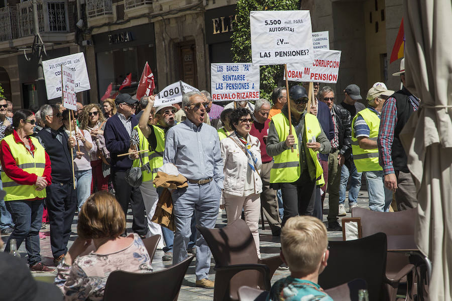 Quinientas personas recorrieron esta mañana calles del casco antiguo, en la manifestación organizada por los sindicatos Comisiones Obreras, UGT y USO. En la cabeza de la protesta se dejaron ver los secretarios comarcales de los sindicatos y más atrás gran parte del Gobierno local.