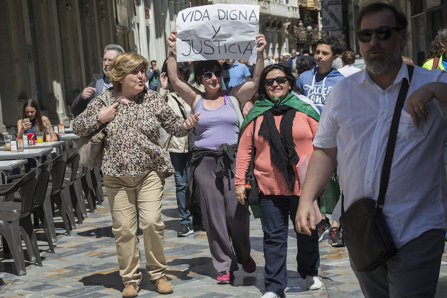 Quinientas personas recorrieron esta mañana calles del casco antiguo, en la manifestación organizada por los sindicatos Comisiones Obreras, UGT y USO. En la cabeza de la protesta se dejaron ver los secretarios comarcales de los sindicatos y más atrás gran parte del Gobierno local.