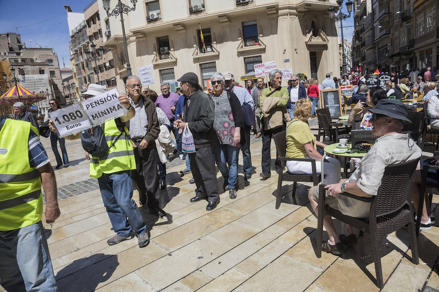 Quinientas personas recorrieron esta mañana calles del casco antiguo, en la manifestación organizada por los sindicatos Comisiones Obreras, UGT y USO. En la cabeza de la protesta se dejaron ver los secretarios comarcales de los sindicatos y más atrás gran parte del Gobierno local.