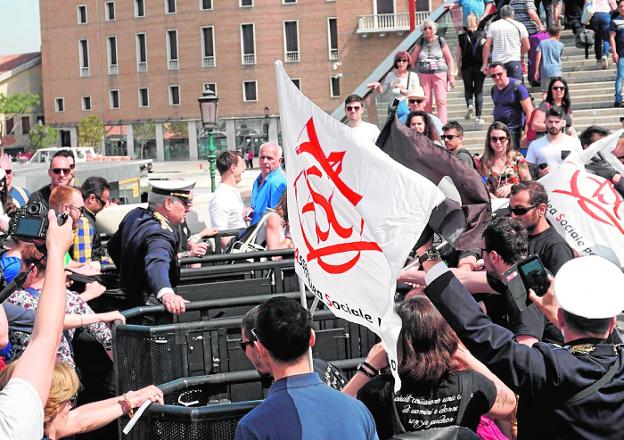 Un grupo de manifestantes protesta ante los tornos, al grito de 'Venecia libre'.