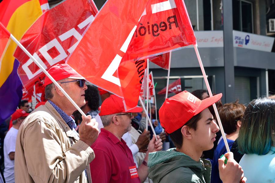 Varios miles de manifestantes salen a la calle en Murcia y Cartagena para reclamar igualdad, mejor empleo, mayores salarios y pensiones dignas en el día de la celebración del Primero de Mayo