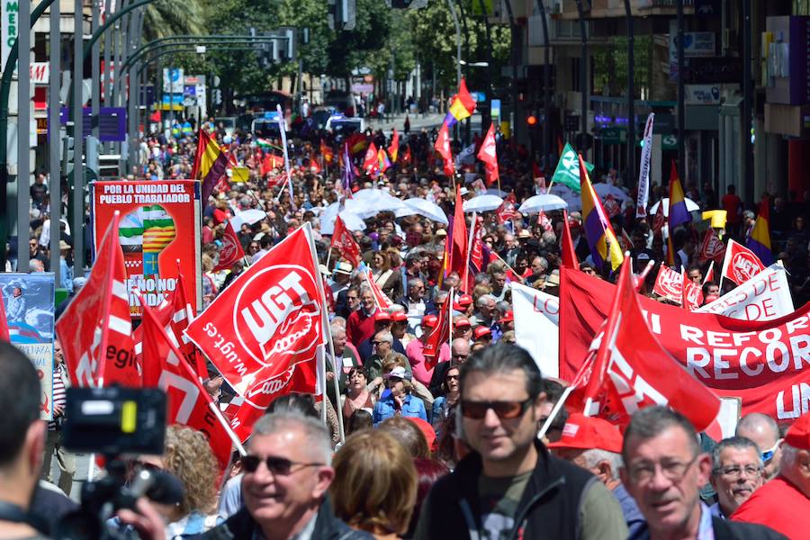 Varios miles de manifestantes salen a la calle en Murcia y Cartagena para reclamar igualdad, mejor empleo, mayores salarios y pensiones dignas en el día de la celebración del Primero de Mayo