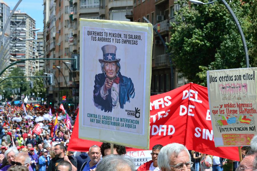 Varios miles de manifestantes salen a la calle en Murcia y Cartagena para reclamar igualdad, mejor empleo, mayores salarios y pensiones dignas en el día de la celebración del Primero de Mayo