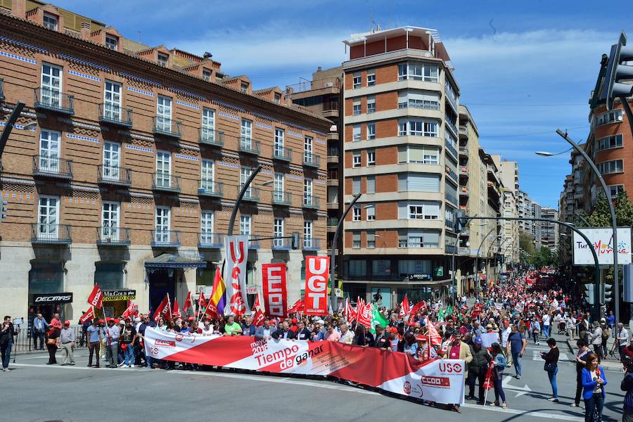 Varios miles de manifestantes salen a la calle en Murcia y Cartagena para reclamar igualdad, mejor empleo, mayores salarios y pensiones dignas en el día de la celebración del Primero de Mayo