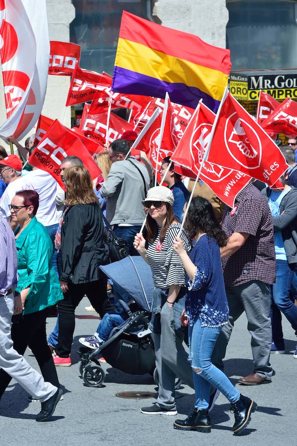 Varios miles de manifestantes salen a la calle en Murcia y Cartagena para reclamar igualdad, mejor empleo, mayores salarios y pensiones dignas en el día de la celebración del Primero de Mayo