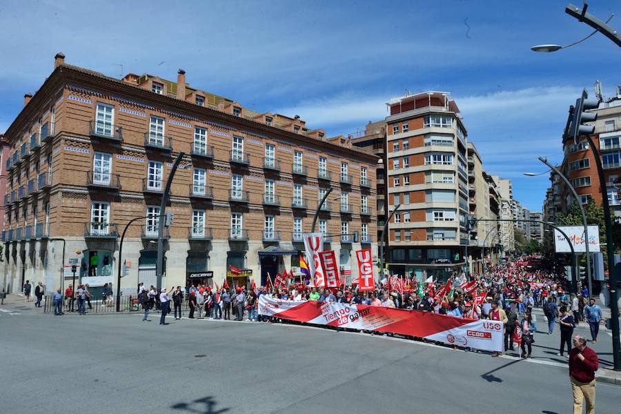 Varios miles de manifestantes salen a la calle en Murcia y Cartagena para reclamar igualdad, mejor empleo, mayores salarios y pensiones dignas en el día de la celebración del Primero de Mayo