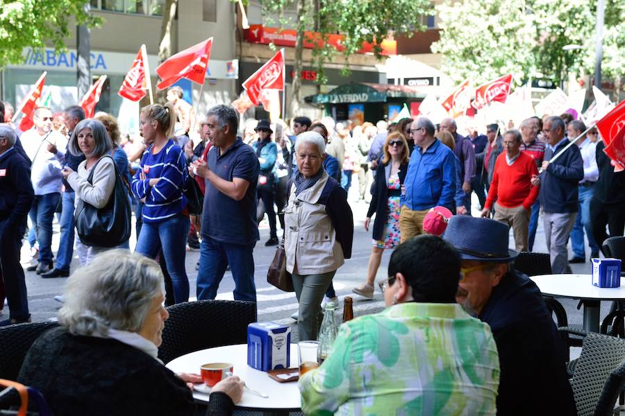 Varios miles de manifestantes salen a la calle en Murcia y Cartagena para reclamar igualdad, mejor empleo, mayores salarios y pensiones dignas en el día de la celebración del Primero de Mayo