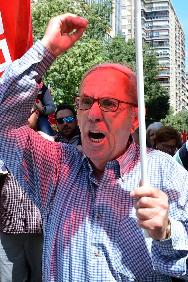 Varios miles de manifestantes salen a la calle en Murcia y Cartagena para reclamar igualdad, mejor empleo, mayores salarios y pensiones dignas en el día de la celebración del Primero de Mayo